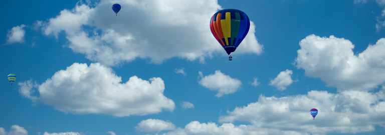 bunte Heißluftballone am Himmel