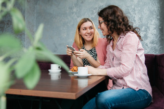 Frauen im Gespräch in einem Café