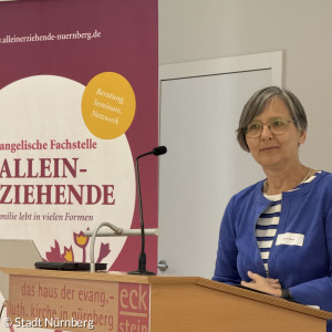 Karin Mack bei der Moderation
